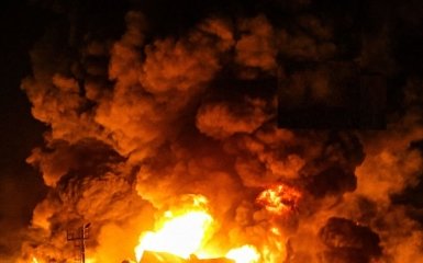 Російський хімзавод палає внаслідок удару безпілотників — відеоматеріали