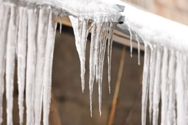 Київ: Через відлигу зростає загроза падіння криги з дахів – попередження від ДСНС