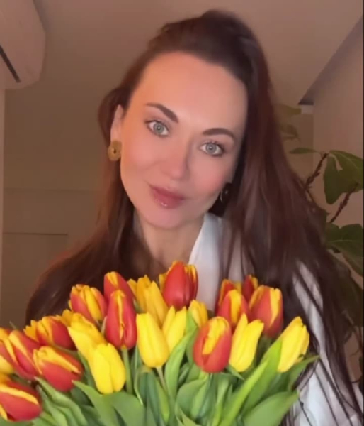 Свіжий роман? Анна Саліванчук здивувала шанувальників елегантним танцем з квітами