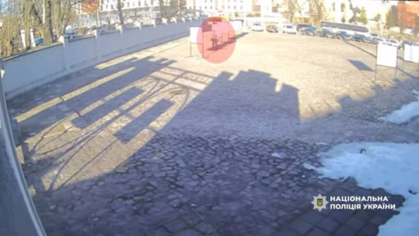 Львів’янка розбила свічки біля експозиції зі світлинами загиблих бранців війни,…