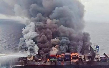 Російський танкер у вогні в Середземному морі – кадри