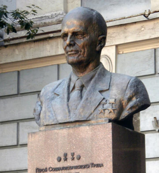 У Києві демонтували радянські знаки з монумента Борису…