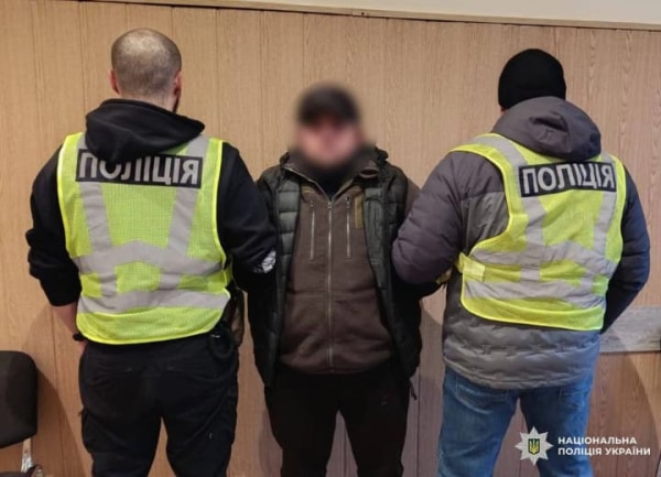 Столична поліція виявила іноземця, котрий танцював на пам’ятнику загиблим воїнам у Києві.