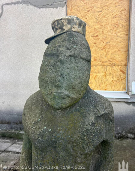 Українські вояки вивезли половецьких ідолів з-під обстрілів росіян на Запоріжжі.