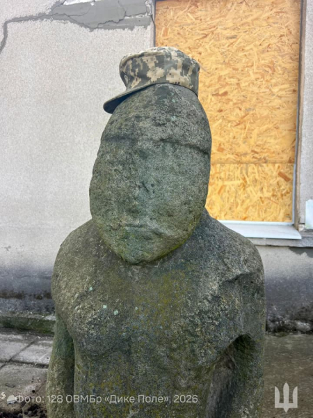 Українські вояки вивезли половецьких ідолів з-під обстрілів росіян на Запоріжжі.