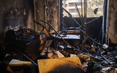 Напад у Києві. Преса оприлюднила фото згорілої квартири нападника.