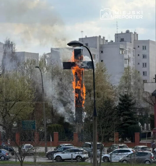 17-метровий хрест у Польщі спалахнув у Страсну п’ятницю: що сталося?