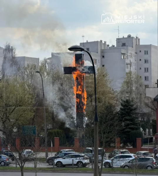 У Польщі у Страсну п'ятницю загорівся 17-метровий хрест