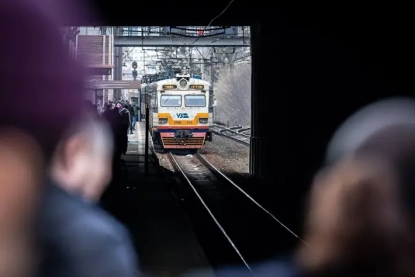 Київ лівобережний: енергетики борються з наслідками відключень – рух транспорту ускладнено