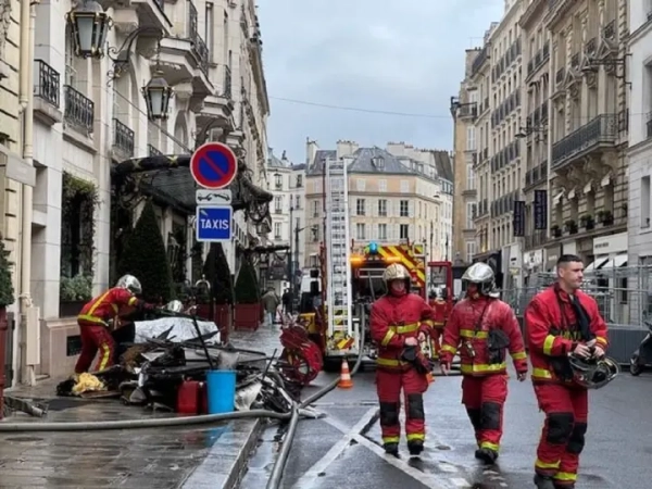 Пожежа на промоту<!--more--/>рі "Гра в хованки 2" у Le Bristol Paris – евакуйовано 400 людей” loading=”eager” decoding=”async” fetchpriority=”high” style=”color:transparent;margin:0;display:block;width:100%;height:auto” class=”block w-full h-auto max-w-full” width=”1500″ height=”1124″ width=”1500″ height=”1124″ /></p>
<p></span></p>
<p>У французькій столиці, під час рекламного туру фільму “Гра в хованки 2”, у готелі Le Bristol Paris виникла пожежа, що призвело до евакуації близько 400 осіб. Серед евакуйованих були актори, такі як Сара Мішель Ґеллар, Кетрін Ньютон та Елайджа Вуд. Інформацію надає <b>УНН</b>, посилаючись на TMZ.</p>
<h2>Подробиці інциденту</h2>
<p>За повідомленнями, загоряння сталося на кухні готелю приблизно об 11:30 ранку в середу, саме в той час, коли там проходив прес-захід, присвячений виходу кінострічки. Після того, як спалахнула пожежа, було прийнято рішення про негайну евакуацію всієї будівлі. На місце події швидко прибули служби порятунку.</p>
<p>Варто зазначити, що в результаті інциденту ніхто не постраждав. Усі учасники заходу знаходяться в безпеці, і ситуацію вдалося оперативно взяти під контроль. </p>
<p>Акторка Кетрін Ньютон через кілька годин після інциденту опублікувала у своєму Instagram фото, де вона усміхнено позує, ймовірно, у приміщенні готелю.</p>
<blockquote class=