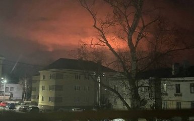 У Кстово, Росія, пожежа на нафтопереробному заводі після удару безпілотників…