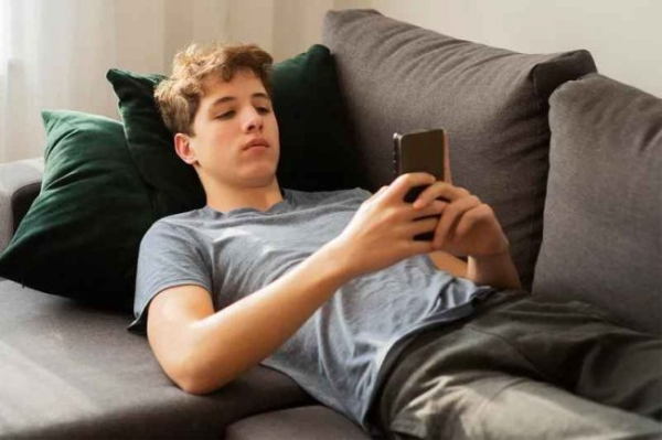 Вчені назвали людей, які сильніше схильні до цифрової залежності