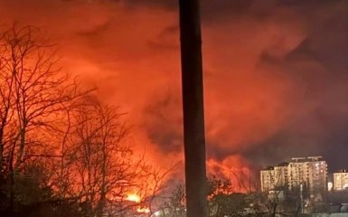 Туапсе: нафтопереробний завод у вогні внаслідок удару БПЛА — відеоматеріал