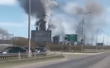 У Череповці, Росія, хімзавод у вогні після удару дрона — відеокадри