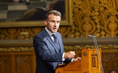 “Це не шоу”. Макрон поставив Трампа на місце після критики НАТО