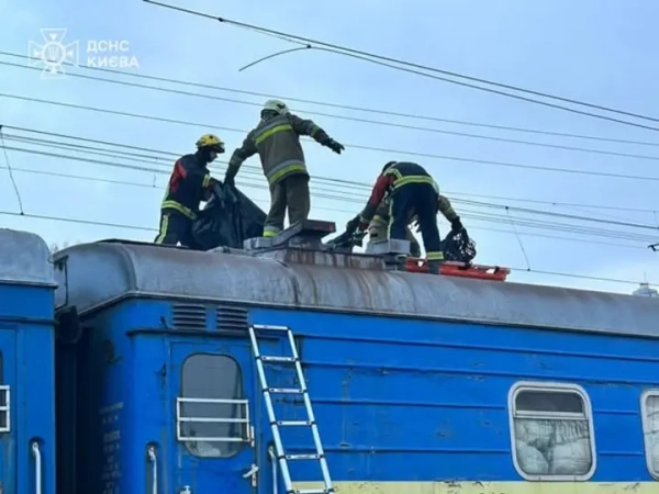 Київська трагедія: підліток загинув на даху потяга, двоє…