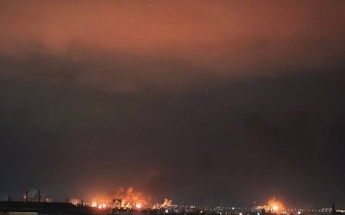 В РФ палають 2 хімзаводи після удару безпілотників — відеодоказ