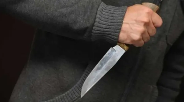 У Києві чоловік під наркотиками посварився із жінкою і кинув їй у спину ніж, його затримали