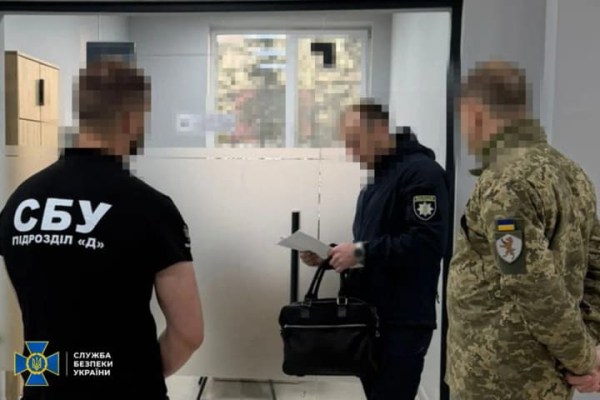 В Ужгороді викрили керівника ГО, який налагодив схему з "бронюванням" військовозобов’язаних