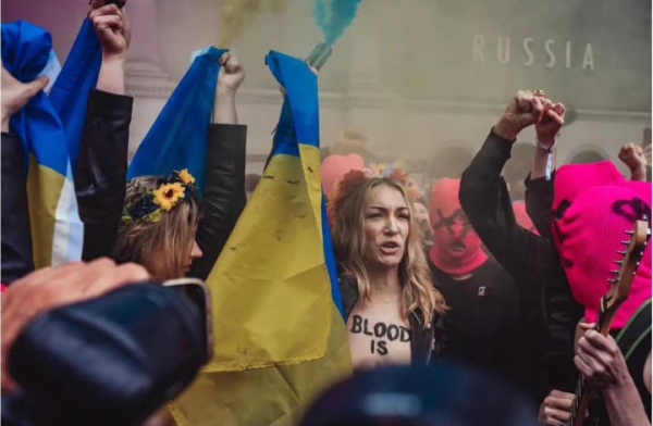 Pussy Riot та Femen паралізували роботу російського павільйону на бієнале у Венеції