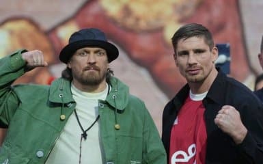 Олександр Усик прилетів до Єгипту для поєдинку з Верховеном.