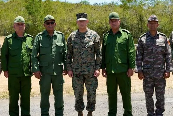 Командувач військ США провів рідкісну зустріч із кубинськими військовими в Гуантанамо