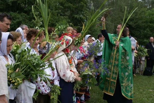 Святковий стіл на Трійцю