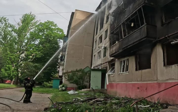 Російський удар по Дружківці: палають пожежі, гине людина