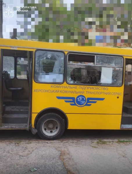 Ворожий безпілотник влучив у маршрутку в центрі Херсона, постраждали 6 людей