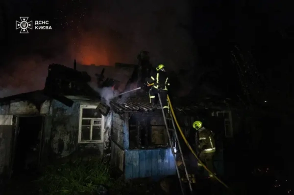 Оболонь у вогні: рятувальники ліквідують масштабну пожежу в приватному секторі
