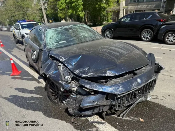 Maserati врізався на Печерську: п’яний водій спричинив аварію!
