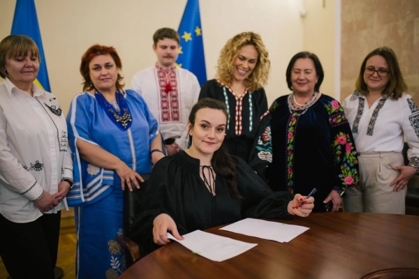 Жінка у вишиванці