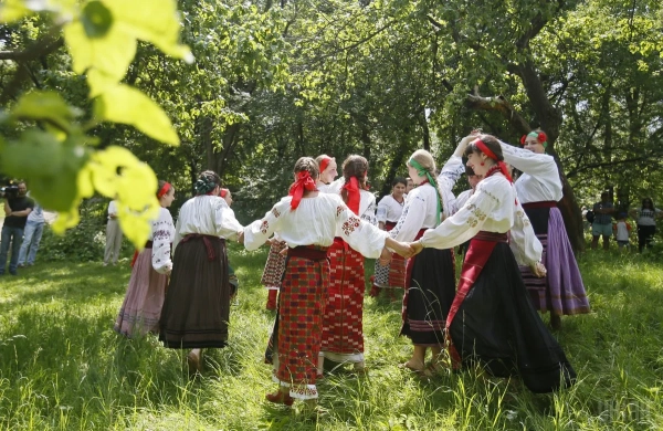 Жінки плетуть вінки з квітів та зелені