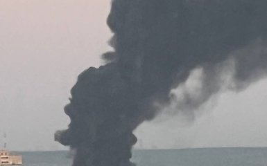 В РФ знову горить хімкомбінат після дронової атаки — відеокадри
