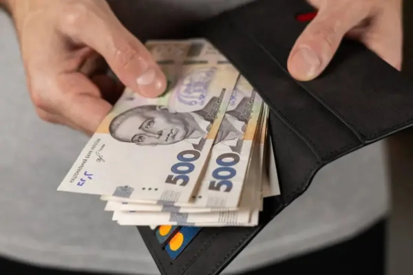 Середня зарплата працівників обласних держадміністрацій за рік зросла майже на 10 тис. грн - дані Мінфіну