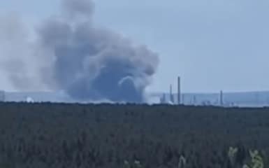 Удар дронів. Росіяни повідомляють про вибухи біля нафтопереробного заводу в…