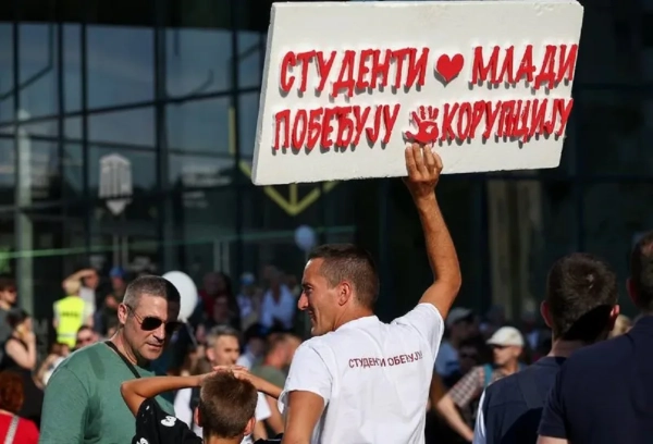 Тисячі сербів вимагають відставки Вучича: масштабна акція протесту охопила країну