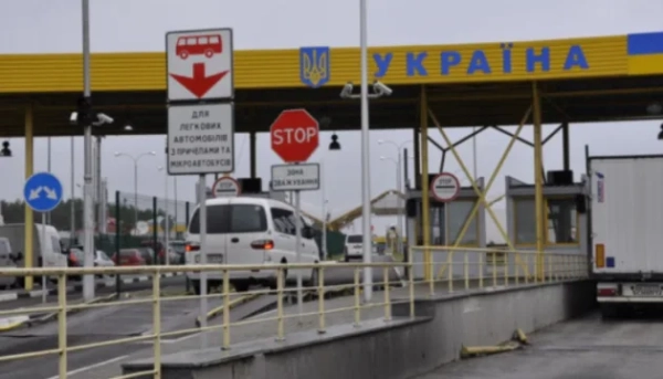 Прикордонники щодня зупиняють сотні українців, які намагаються виїхати за кордон