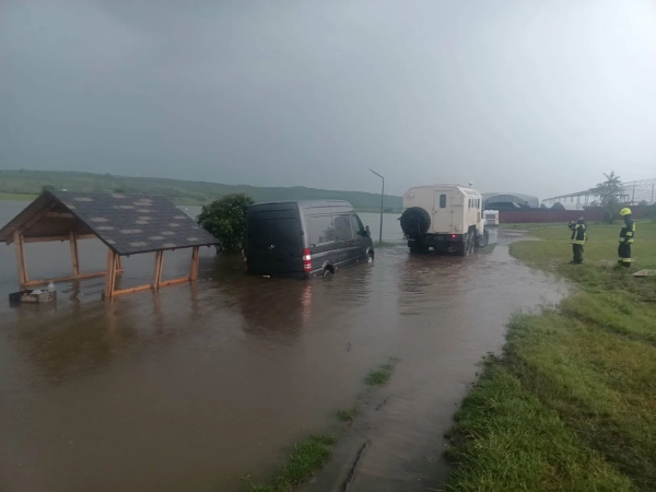 Молдову накрили зливи: будинки під водою, дороги непроїзні