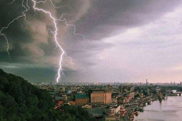 Київ на порозі потужної грози: синоптики б’ють на сполох