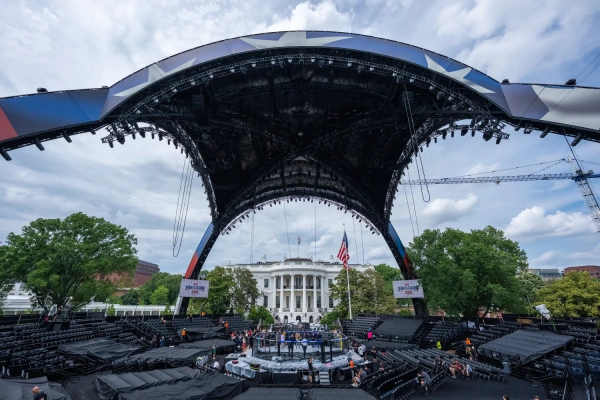Під Білим домом встановили гігантську арену для бою в клітці у день народження Трампа