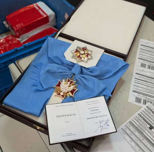Зеленський відправив Орден Білого Орла назад президенту Польщі “Новою Поштою”