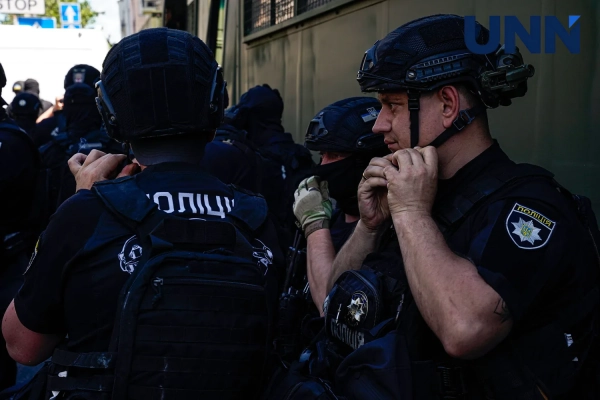 Люди з прапорами на КиївПрайд