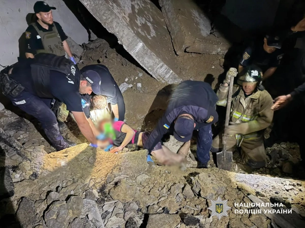Одещина: рятувальники визволили чоловіка з-під бетонної плити за дві години