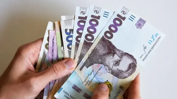 Жінки в Україні заробляють на чверть менше за чоловіків - де зафіксували найбільший розрив