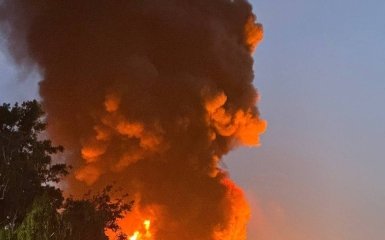 Вибухи на російських нафтобазах і в портах — відео