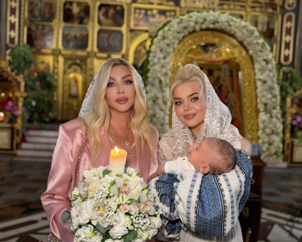 Співачка Аліна Гросу охрестила сина, а хрещеною стала Ірина Білик
