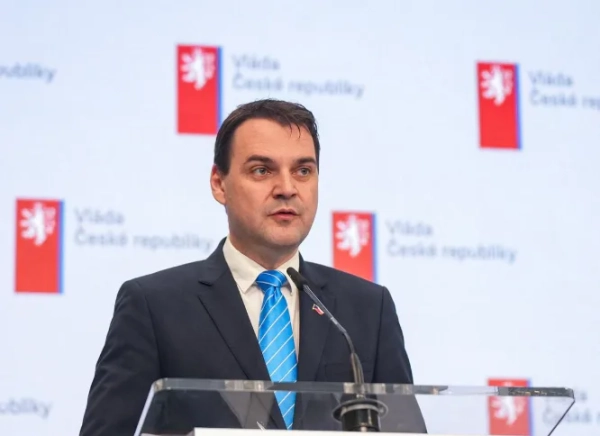 Прем’єр Чехії візьме участь у саміті НАТО: розбіжності з президентом не зупинять