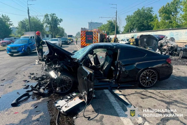 П’ять авто вщент: страшна ДТП у Києві забрала життя, є постраждалі