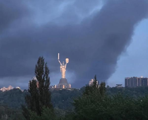 Київ затягнуло їдким димом після масованої російської атаки